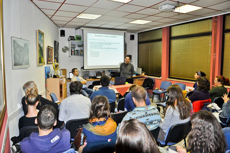 523511_337836673020541_522070886_n