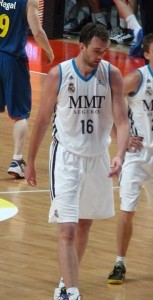 Real_Madrid-FC_Barcelona_mayo_2013Croppedbegic46